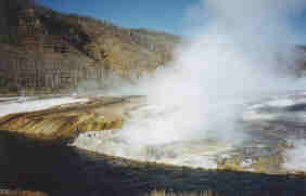 fuente_termal_y_rio_yellowstone